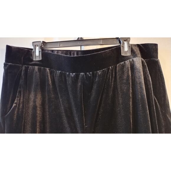 Torrid Black velvet culotte pants Size 2 - Picture 2 of 12